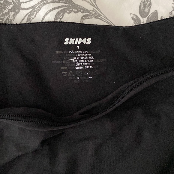 Skims 2 underwear in black size small - Picture 5 of 10